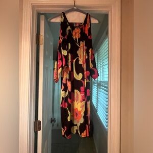 Cute dress with slit shoulders